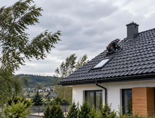 Klamry do dachówek – kiedy są niezbędne i jak chronią dach przed wichurą?